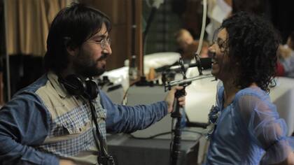 Él y ella. El sonidista (Rodrigo Sánchez Mariño) y la bailarina (Luciana Acuña) en el Teatro Argentino de La Plata
