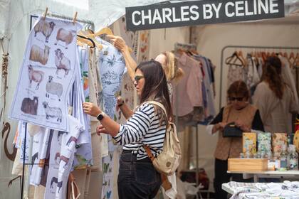 El ya clásico stand de Charles by Celine, con sus repasadores, individuales y prendas de lino y algodón peruano, entre ellas camisolas y vestidos. A su lado, Fibras del norte con bellísimos bolsos de cestería para completar el look de verano.