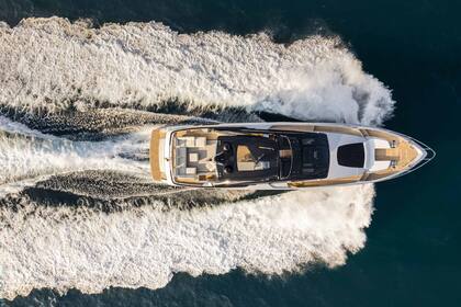 El yacht desarrolla una velocidad máxima de 30 nudos y tiene una autonomía de hasta 300 millas náuticas.