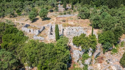 El yacimiento arqueológico de Agios Athanasios, Escuela de Homero, al norte de la isla