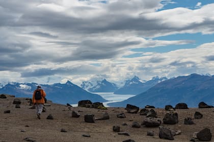 El yacimiento paleontológico en Estancia Anita, escenario de multiples hallazgos paletontológicos, de fondo el glaciar Perito Moreno, Santa Cruz.