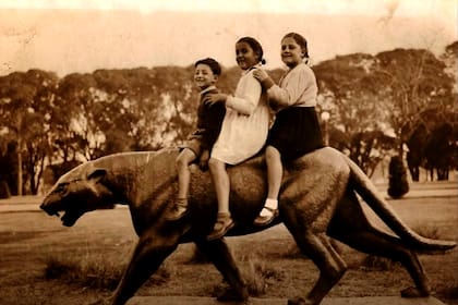 El Yaguareté en 1945. Captura de video YouTube. Historia del Parque Chacabuco.