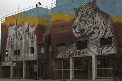El yaguareté observa con atención a las llamas en dos de los murales de Segatori