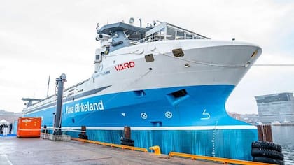 El Yara Birkeland transporta fertilizantes a un puerto para su exportación. El plan es que funcione sin tripulación
