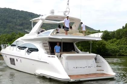 El yate Azimut 78 cuenta con tres suites, comedor, sofás para ocho personas, cocina y un dormitorio principal