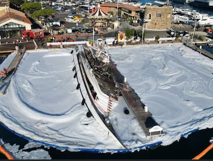 El yate Sea Lady II el día después del incendio en el puerto de Saint-Tropez