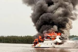 Se incendió un yate donde ocho amigos pescaban en el río Paraná