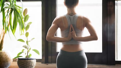El yoga aumenta la capacidad respiratoria, mejora la postura y modela el cuerpo