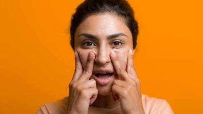 El yoga facial es una técnica natural de rejuvenecimiento apoyada en masajes (Foto: iStock)