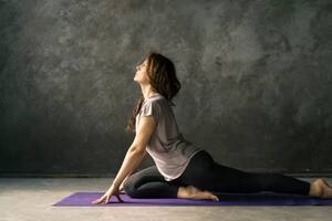El yoga mejora la salud física y emocional.