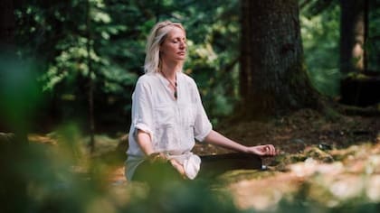 El yoga se puede comenzar practicando en casa, estudiando en línea, leyendo libros o buscando clases comunitarias gratuitas o basadas en donaciones

Foto: iStock