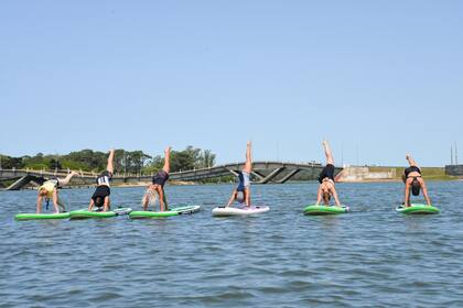 El yoga SUP, disciplina que propone posturas sobre tablas de surf, es una postal más de esta temporada que se deja ver pasando el puente de la La Barra
