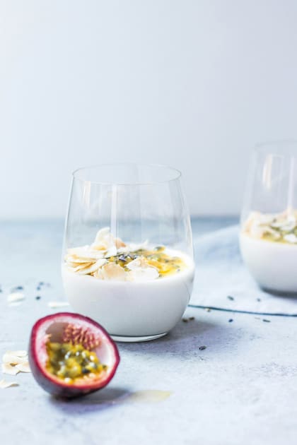 El yogur es una excelente fuente de nutrientes esenciales, como proteínas, calcio, vitamina D y probióticos, que pueden beneficiar la salud metabólica y ayudar a regular los niveles de azúcar en sangre