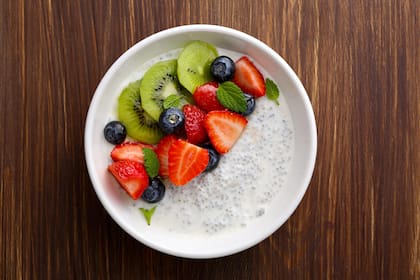 El yogur griego puede integrarse en la dieta diaria como un alimento versátil que combina proteínas, calcio, probióticos y vitamina B12