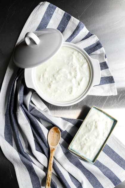 El yogur natural contiene ácido láctico, un exfoliante suave que ayuda a eliminar las células muertas de la piel, lo que favorece la renovación celular
