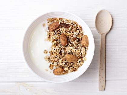 El yogur natural es un lácteo rico en probióticos, proteínas, calcio y vitaminas, y se puede combinar con otros alimentos