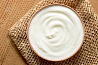 El yogurt es una de las opciones de alimentos cargados de probióticos, al igual que el suero de mantequilla