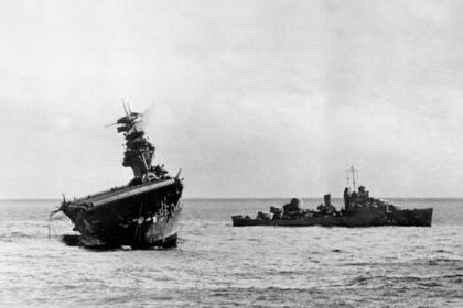 El Yorktown, gravemente averiado tras la batalla de Midway en 1942 (U.S. Navy via AP, File)