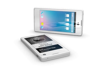 El YotaPhone es un prototipo ruso que posee dos pantallas, una tradicional de LCD y y otra de tinta electrónica, similar a la utilizada en dispositivos como el Kindle