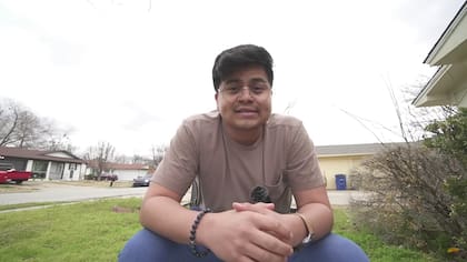 El youtuber compartió que su ajuste de estatus migratorio ya está en proceso ante las entidades migratorias en las oficinas de Uscis