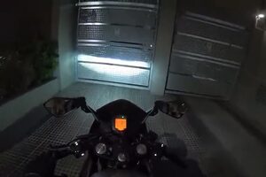 Un youtuber grabó el aterrador momento en el que dos ladrones armados le robaron la moto