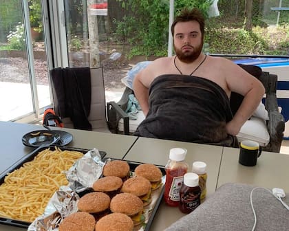 El youtuber Ibai Llanos, en una imagen de sus redes sociales con hamburguesas y patatas fritas