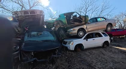 El youtuber no especificó la cantidad exacta de autos que encontró en la granja, pero habló de decenas
