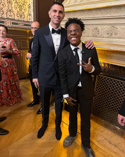 El youtuber Speed se sacó una foto con Emiliano 'Dibu' Martínez en la entrega del Balón de Oro (Foto: Instagram @ishowspeed)