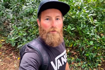 El youtuber The Bearded Explorer en el ingreso a la mansión victoriana abandonada