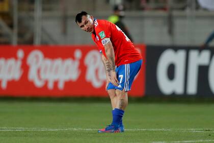 El zaguero chileno Gary Medel, tras la derrota por 2-1 ante Argentina en las eliminatorias del Mundial, el jueves 27 de enero de 2022, en Calama