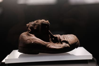 El zapato de un niño y un calcetín, pertenecientes a un prisionero judío