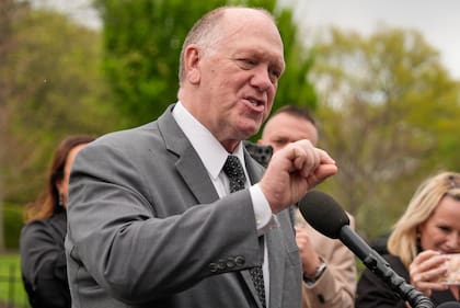 El zar fronterizo de la Casa Blanca Tom Homan habla con reporteros en la Casa Blanca el martes 15 de abril de 2025 en Washington. (AP Foto/Alex Brandon)