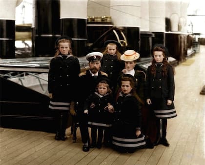 El zar Nicolás II con la zarina Alexandra y sus cinco hijos: Olga, Tatiana, María, Anastasia y Alexei