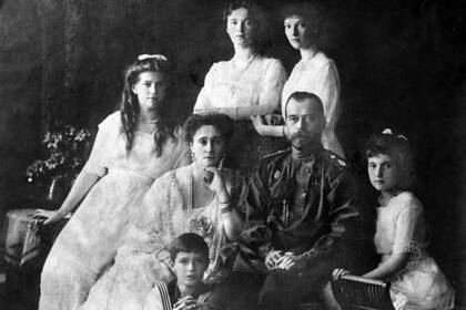 El zar Nicolás II de Rusia y su familia, ejecutados después del triunfo de la revolución