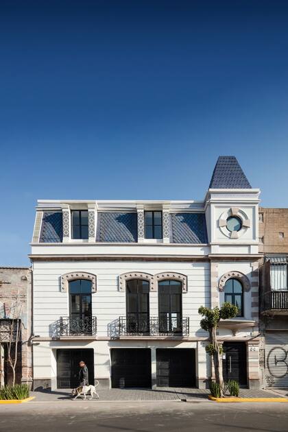 El zócalo o “rodapié” original estaba muy deteriorado, pero lograron reconstituirlo: es de Recinto, una roca volcánica de color oscuro.