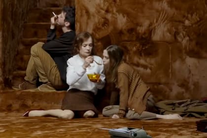 Nahuel Pérez Biscayart e Isabelle Huppert en una escena de El zoo de cristal, de Tennessee Williams, que se estrenó durante la pandemia en el Teatro Odeón, de París, con puesta de Ivo van Hove