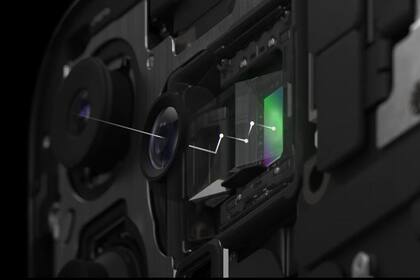 El zoom 5x del iPhone 15 Pro Max tiene un sistema de prismas para alejar el sensor de la lente y lograr los aumentos requeridos