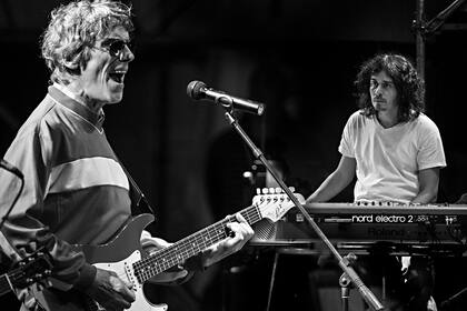 El Zorrito tocando con Luis Alberto Spinetta, por Diego Ortiz Mugica (detalle)