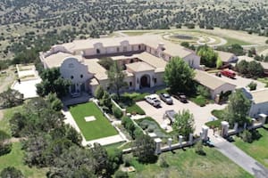 Investigan si Epstein ordenó enterrar en su rancho a dos extranjeras que murieron “durante sexo violento”