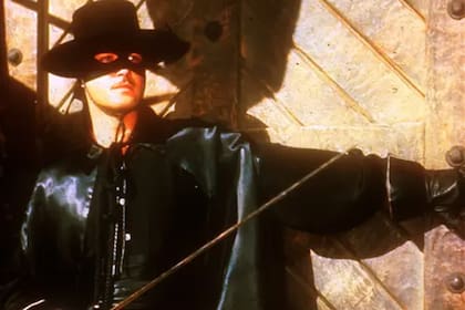 El Zorro, una serie con altos costos y muchos problemas para empezar a producirla