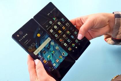 El ZTE Axon M apela a dos paneles de 5,2 pulgadas cada una, unidas con un sistema de bisagras para ofrecer una pantalla más grande de 6,8 pulgadas