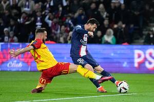 Messi juega de espalda a los hinchas de Paris Saint-Germain y de frente a la historia: un gol para otro récord