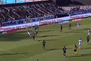 El zurdazo de Mayer Carrizo dará en el travesaño; Vélez lo pudo ganar en el final