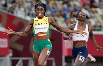 Elaine Thompson celebra con enorme alegría al coronarse en los 200m y convertirse en doble bicampeona olímpica