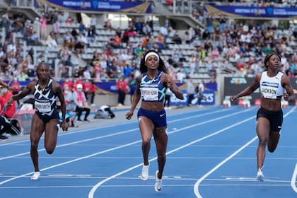 Elaine Thompson-Herah, de Jamaica, reacciona después de ganar los 100 metros en la Diamond League de París