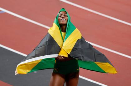 Elaine Thompson-Herah del equipo Jamaica celebra despues de ganar la medalla de oro en la final femenina de 100 metros