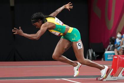 Elaine Thompson-Herah en acción, durante las semifinales de los 200m en Tokio 2020