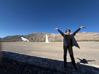 Elba Bairon con su obra en Arte Bestial