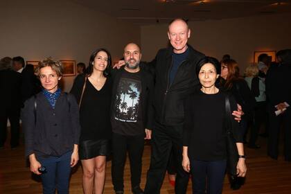 Los artistas Diego Perrota y Elba Bairon, con amigos