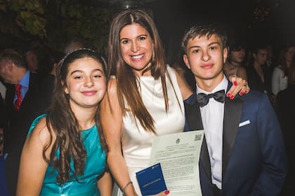 Elba junto a sus hijos Allegra y Valentino. "Jorge se lleva bárbaro con mis hijos. Son muy compinches", contó.